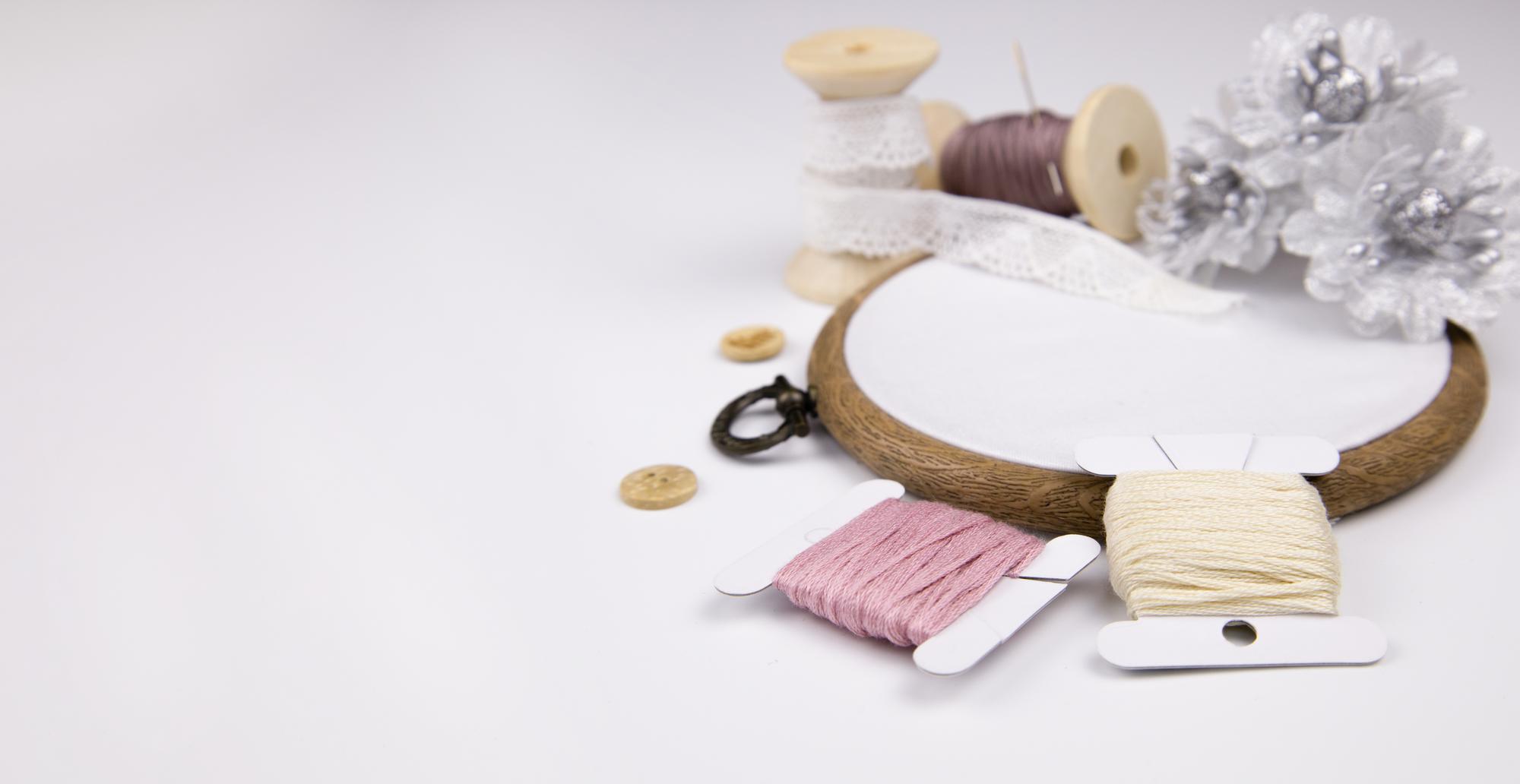 Atelier mit Näh- und Stickmaschinen